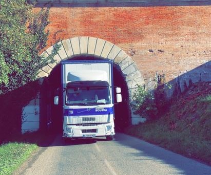 Transport de lots et équipements : camion-sous-le-tunel